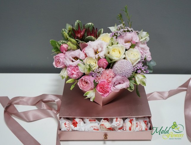 Cutie inimă cu flori și bomboane ,,Raffaello'' foto